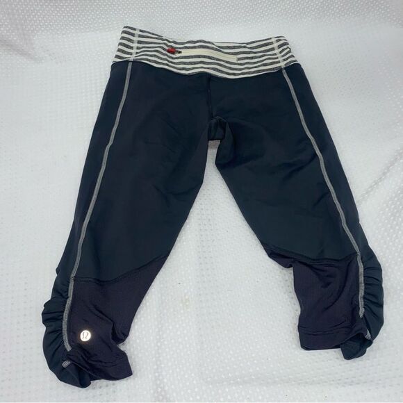 Lululemon Race With Grace Crop Soot Light/Wee Stripe White Ambient Grey size 6 - Picture 1 of 3